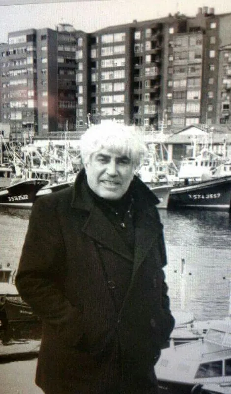 D. Alberto Pico en la dársena pesquera junto a los barcos