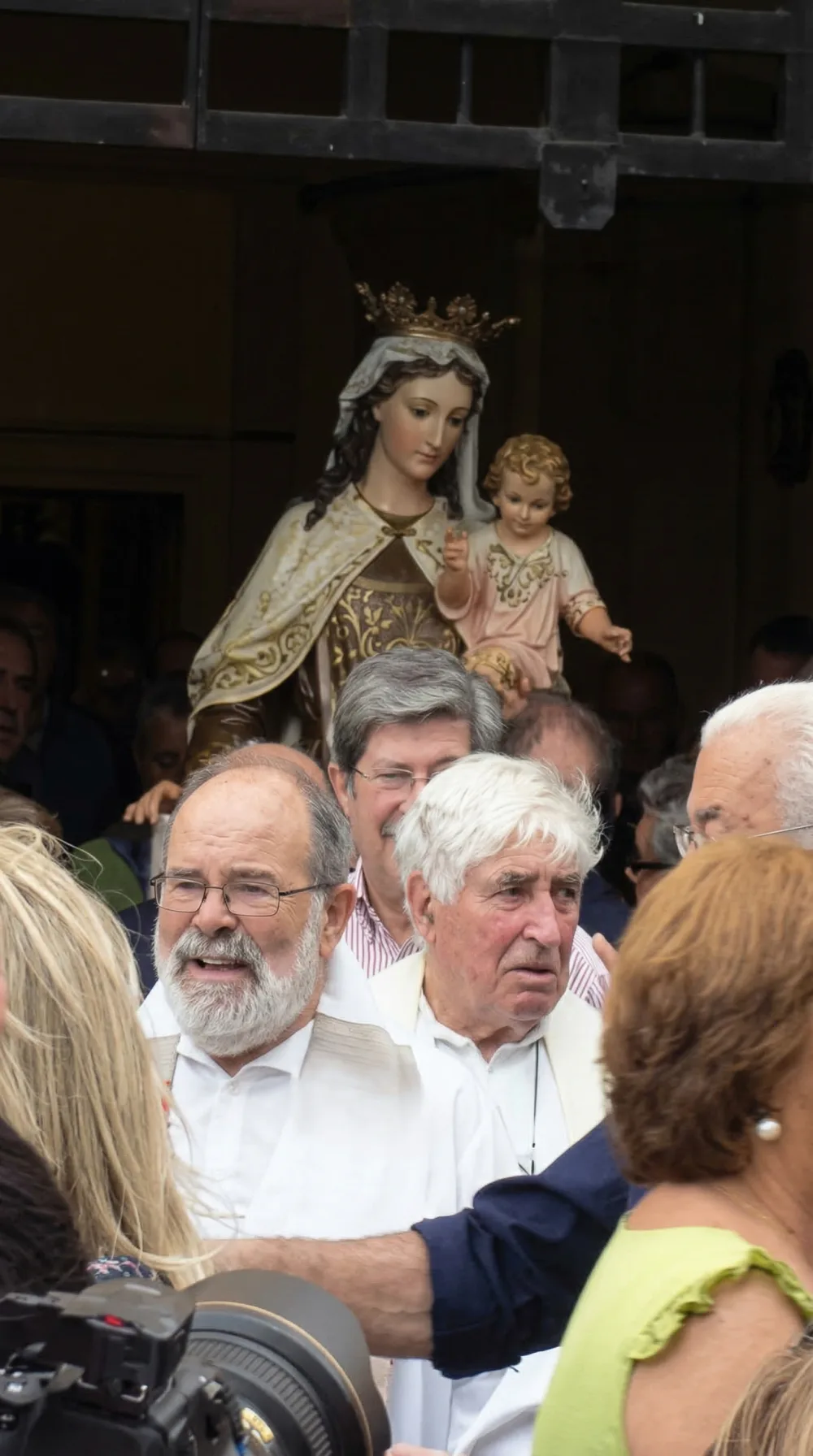 D. Julián Torre y D. Alberto Pico acompañando a la Virgen del Carmen