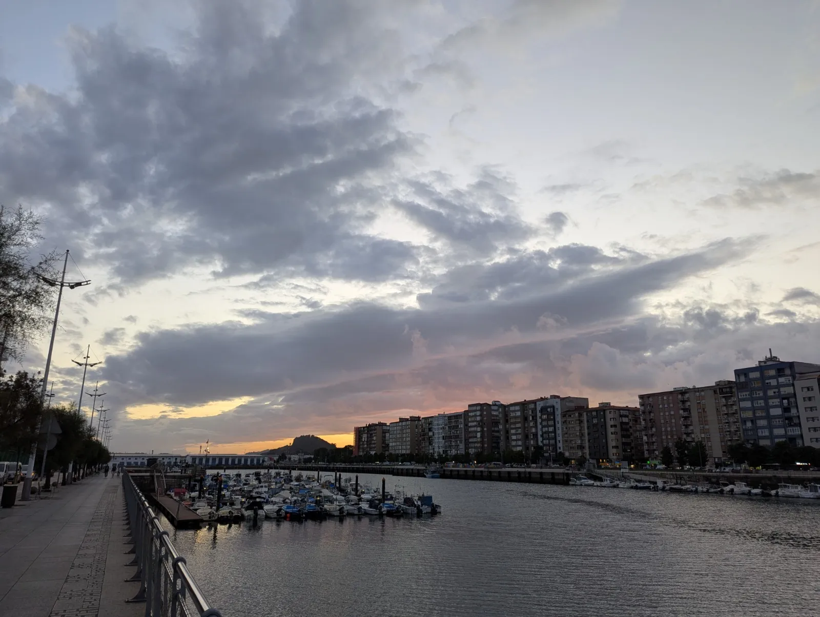 Vista amplia de la dársena y el entorno del Paseo Alberto Pico