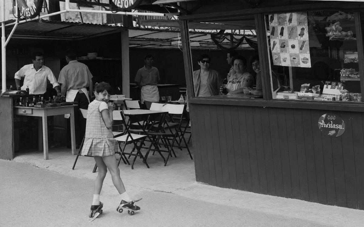 La churrería pasando a ser también quiosco de helados y chuches, cartel de Avidesa