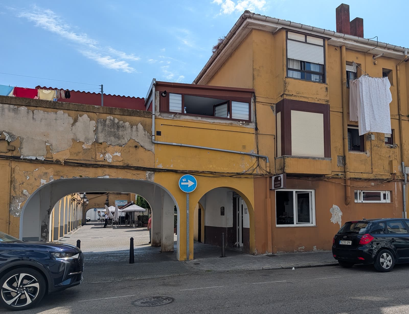 Fachada de la Panadería Elechino desde la calle, con el cartel de Panadería visible bajo los arcos