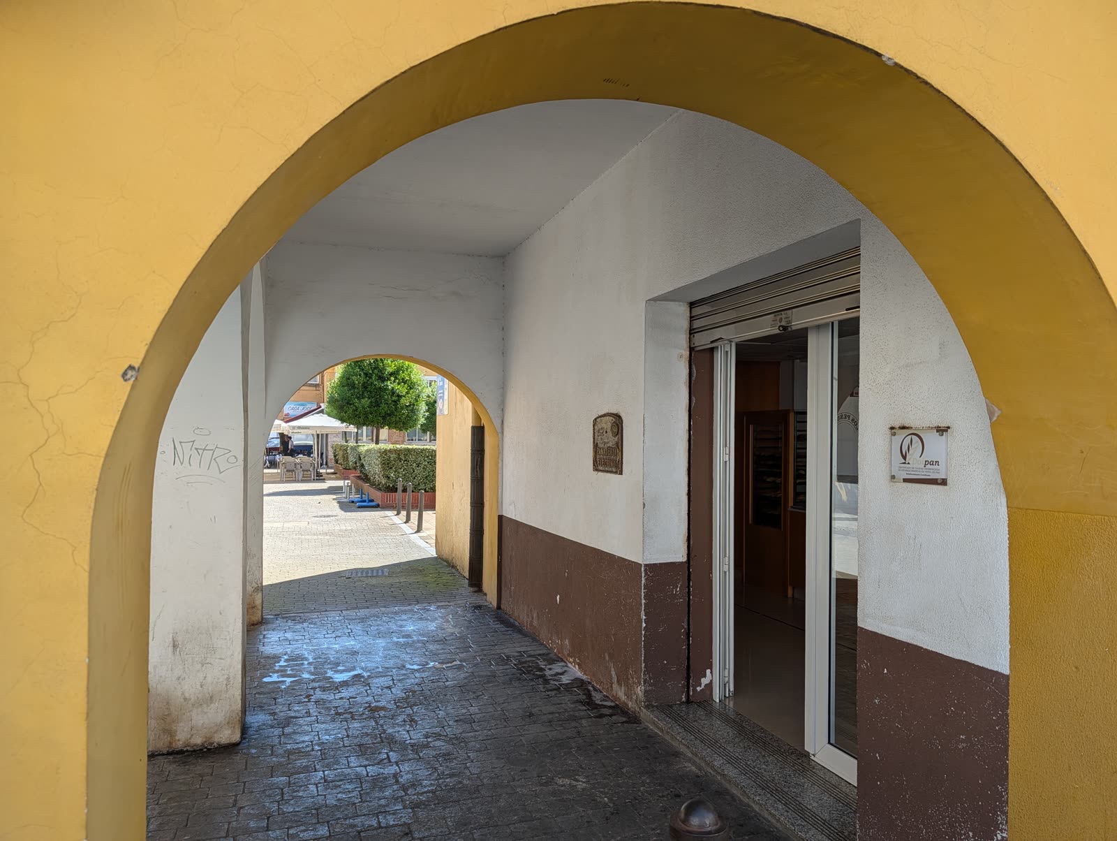 Entrada de la Panadería Elechino bajo el arco de los soportales del Barrio Pesquero